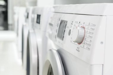 çamaşır mashines aletleri mağazasının içinde