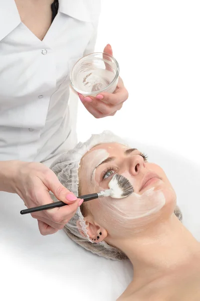 Salón de belleza, máscara facial aplicación — Foto de Stock