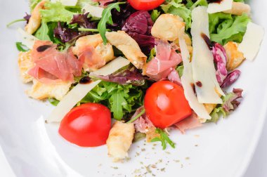 Prosciutto, kahvaltilari, domates ve ruccola salatası