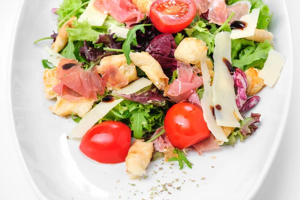 Prosciutto, kahvaltilari, domates ve ruccola salatası — Stok fotoğraf