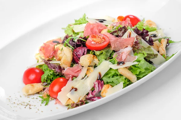 Salad with prosciutto, parmigiano, tomato and ruccola — Stock Photo, Image