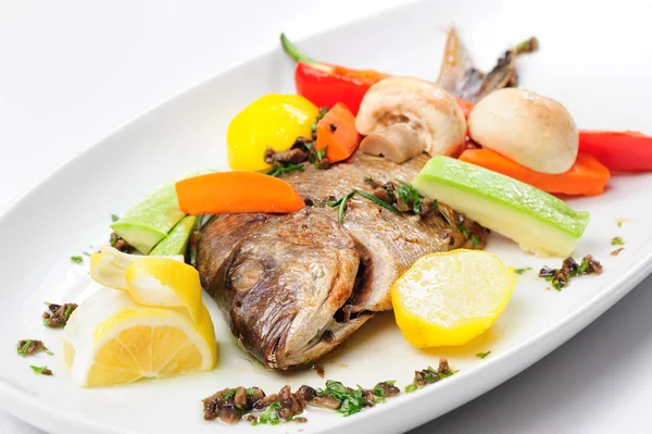 सब्जियों के साथ भुना हुआ डोराडा मछली — स्टॉक फ़ोटो, इमेज