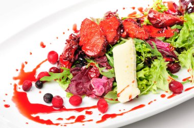 Kızarmış ördek salatası berry soslu fileto