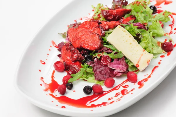 Roston sült kacsamell filé saláta erdei gyümölcs öntettel — Stock Fotó
