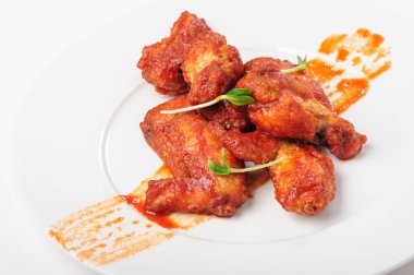 Kırmızı karamel soslu kızarmış tavuk budu