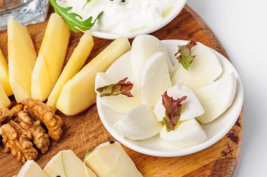 Çeşitli peynirler ve wallnuts