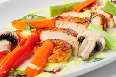 Sıcak Sebze Salatası Kavrulmuş Tavuk eti ile