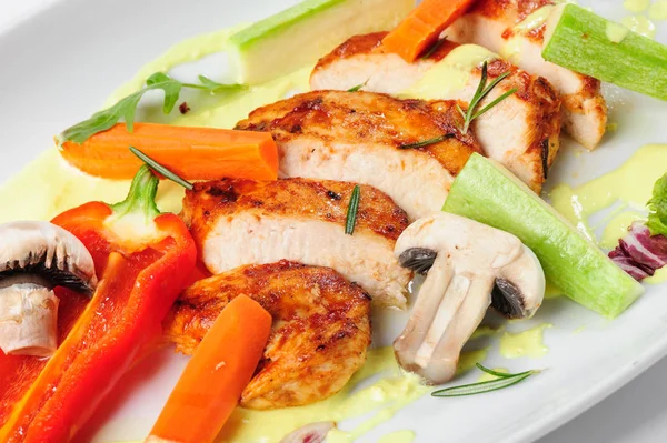 Sıcak Sebze Salatası Kavrulmuş Tavuk eti ile — Stok fotoğraf