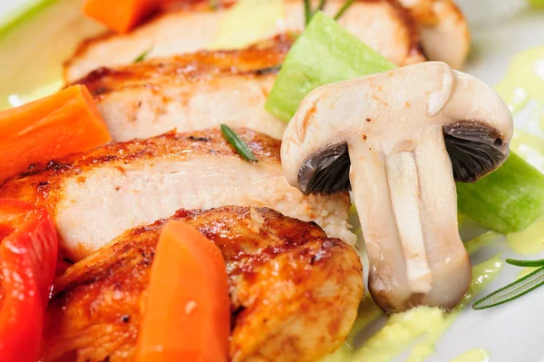 Sıcak Sebze Salatası Kavrulmuş Tavuk eti ile — Stok fotoğraf