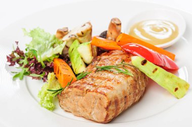 Izgara domuz eti ve sebze plaka üzerinde