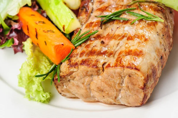 Gegrilltes Schweinefleisch und Gemüse auf Teller — Stockfoto