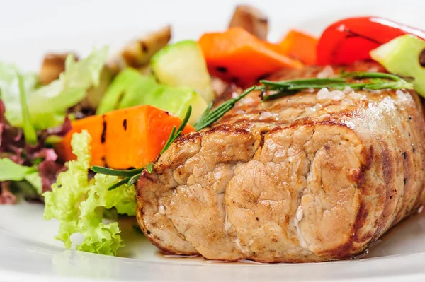 Gegrild varkensvlees vlees en groenten op plaat — Stockfoto