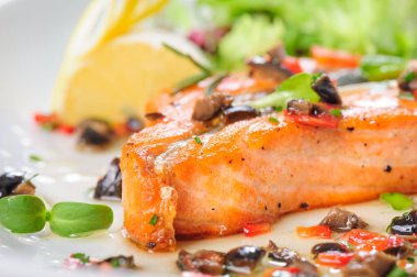 Kızarmış som balığı biftek