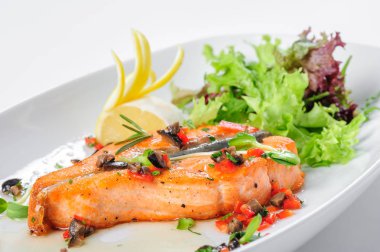 Kızarmış som balığı biftek