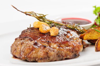 Kalın sulu biftek biftek patates ve salata