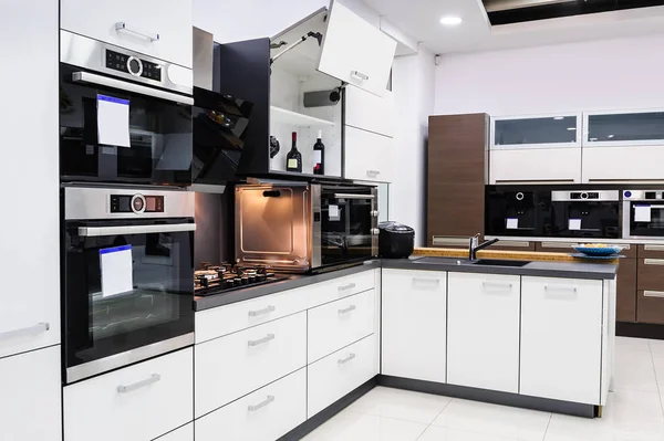 Cozinha moderna hi-tek, design de interiores limpos — Fotografia de Stock