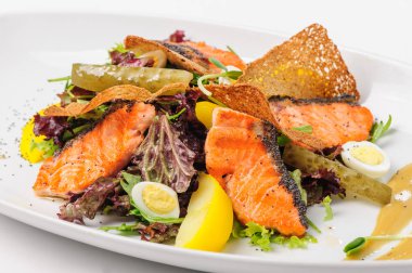 Somonlu Sezar salatası