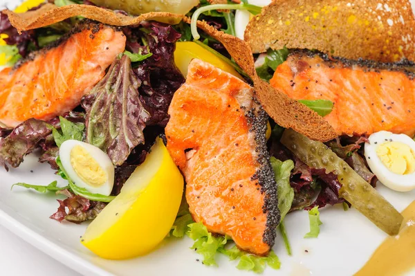 Ensalada César con salmón —  Fotos de Stock