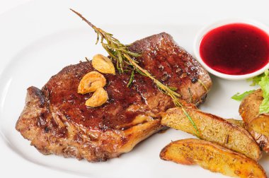 Kalın sulu biftek biftek patates ve salata