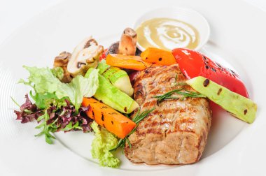 Izgara domuz eti ve sebze plaka üzerinde