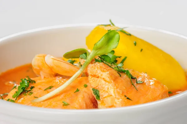 Fish soup with salmon, shrimps and potato — Stock Photo, Image