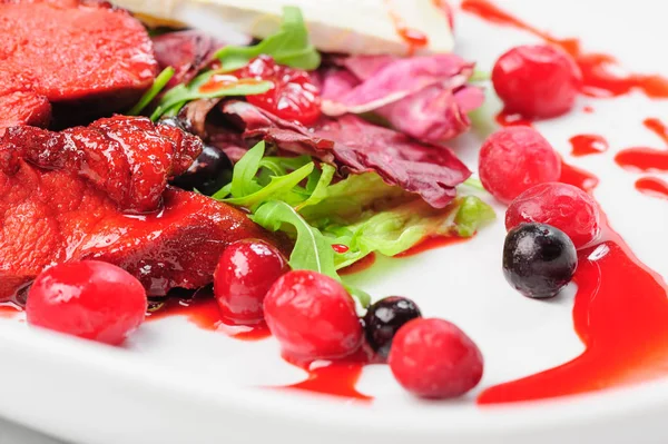 Salada de filé de pato assado com molho de baga — Fotografia de Stock