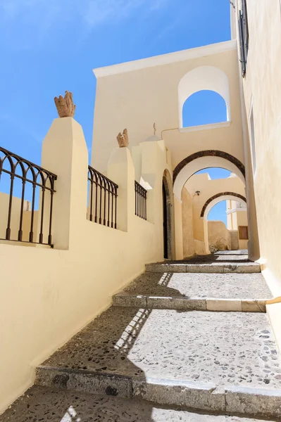 Narrow passage with steps in Fira, Santorini, Greece — Stock Photo, Image