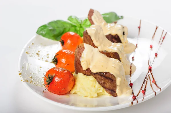 크림 소스, 으깬된 감자와 체리 토마토와 구운된 양고기 고기 — 스톡 사진