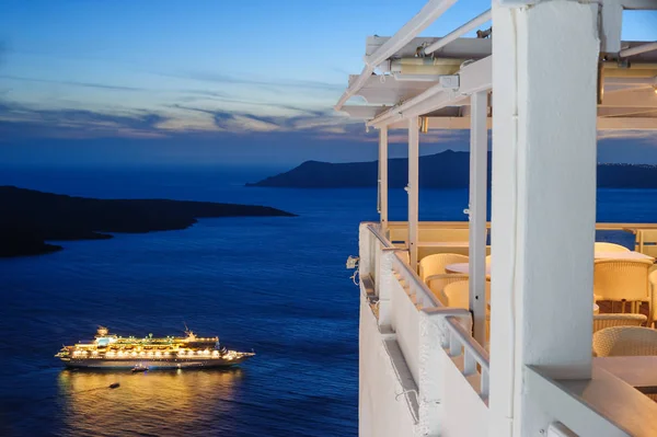 Enlighted yolcu gemisi Santorini Island, Yunanistan Fira town yakınındaki güneş battıktan sonra — Stok fotoğraf