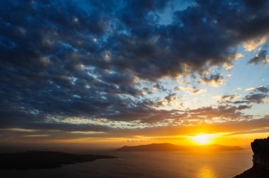 Santorini, Yunanistan günbatımında. Caldera Deniz Manzaralı.