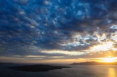 Santorini, Yunanistan günbatımında. Caldera Deniz Manzaralı.