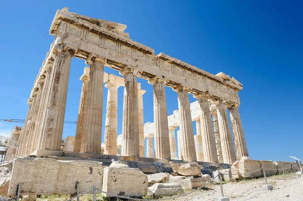 Parthenon sütunların gökyüzü arka plan — Stok fotoğraf