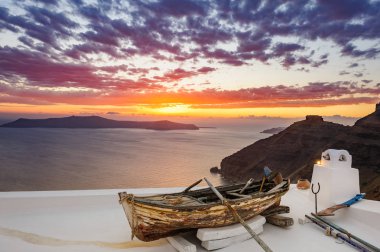Eski ahşap tekne çatıda Firostefani, Santorini Island, Yunanistan