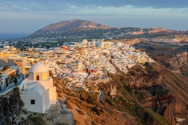 Işıklı Fira lüks güverte ve patios günbatımı ışınlarının içinde