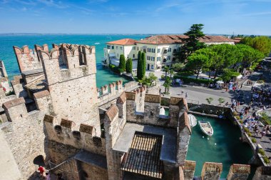 İtalya 'nın kuzeyinde, Lago di Garda Gölü' ndeki Sirmione kasabasındaki ortaçağ kalesi Saliger.
