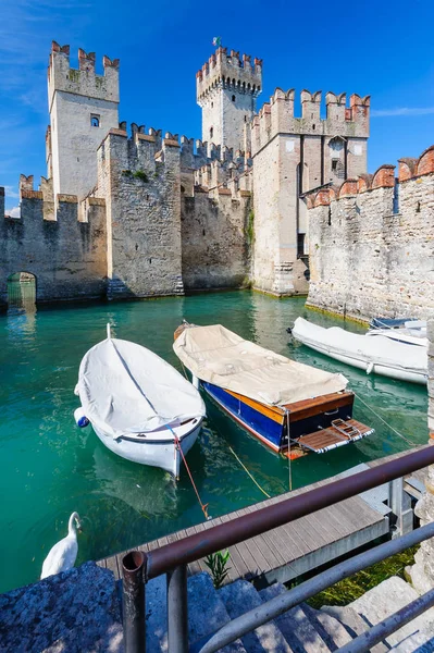 Castello medievale Scaligero nel centro storico Sirmione sul Lago di Garda — Foto Stock