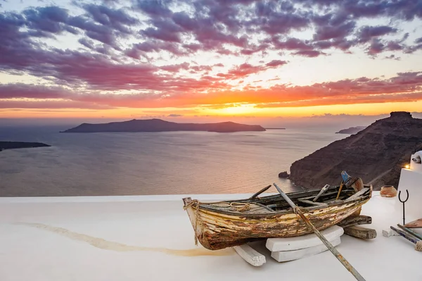 Velho barco de madeira no telhado em Firostefani, ilha de Santorini, Grécia Imagens Royalty-Free