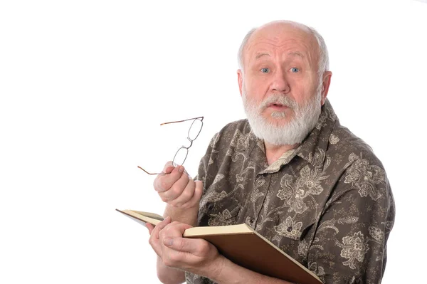 Starszy człowiek czytając książkę, na białym tle — Zdjęcie stockowe
