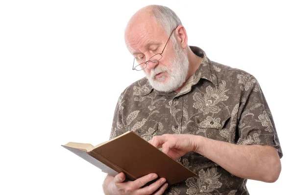 Uomo anziano che legge un libro, isolato su bianco — Foto Stock