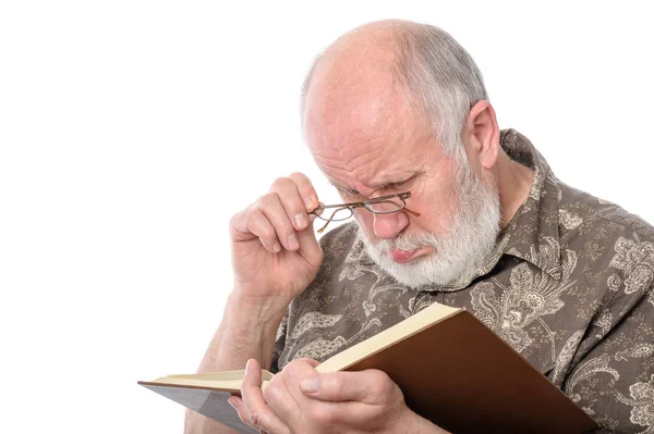 Homem sênior lendo um livro, isolado em branco — Fotografia de Stock