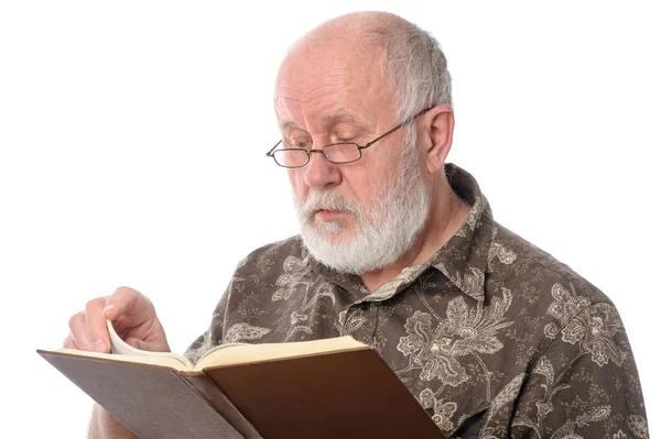 Uomo anziano che legge un libro, isolato su bianco — Foto Stock