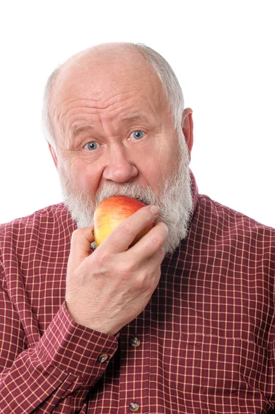 Vieil homme joyeux mangeant la pomme, isolé sur blanc — Photo