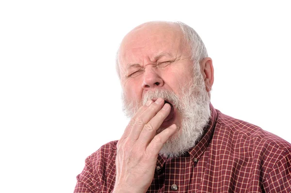 Hombre mayor bostezando, aislado en blanco — Foto de Stock