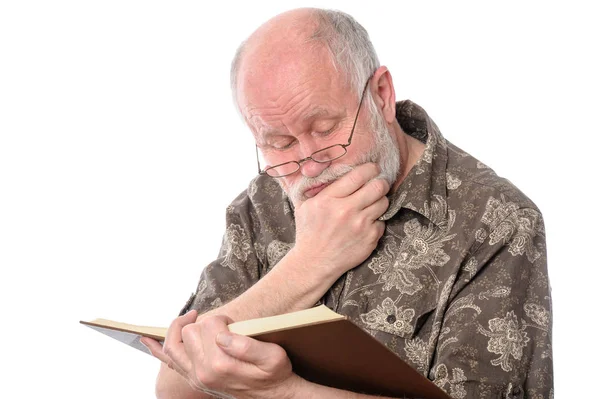 年配の男性が白で隔離、本を読んで — ストック写真