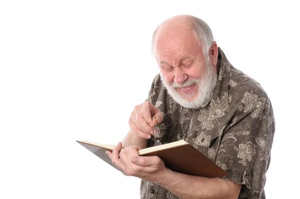 Senior férfi nevetve olvasás közben egy könyvet, elszigetelt fehér — Stock Fotó