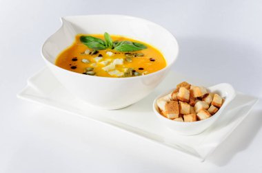 Kabak ve krem ve kabak çekirdeği ile çorbası