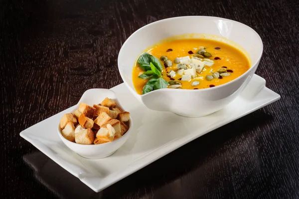 Kabak ve krem ve kabak çekirdeği ile çorbası