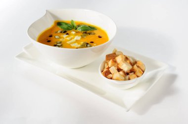 Kabak ve krem ve kabak çekirdeği ile çorbası