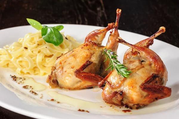 Rosted or fried quail with herbs and tagliatelle — Stock Photo, Image