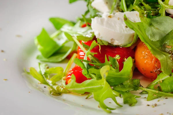 Warm salad with Tomatoes, ruccola, spinach, cooked bell pepper and cheese — Stock Photo, Image